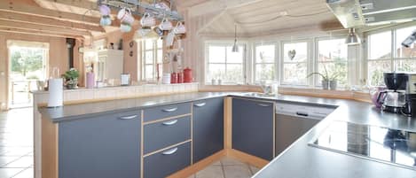 Kylskåp, spishäll, diskmaskin och kaffe- och tebryggare