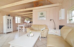 Una televisión, una chimenea, un reproductor de DVD