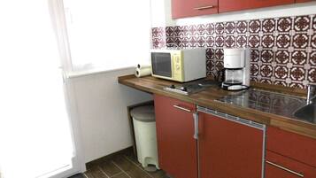 Kühlschrank, Mikrowelle, Hochstuhl