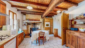 Een kookplaat, een vaatwasser