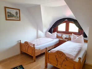 2 間睡房、可攜式嬰兒床、床單