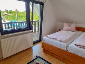 2 Schlafzimmer, Reisekinderbett, Bettwäsche