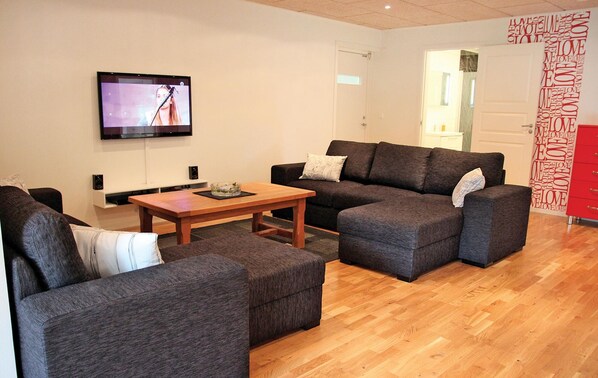 TV, DVD player - 2 bedroom lovely apartment in Habo (Habo)
