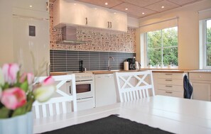 Fridge, stovetop, dishwasher, coffee/tea maker - 2 bedroom lovely apartment in Habo (Habo)