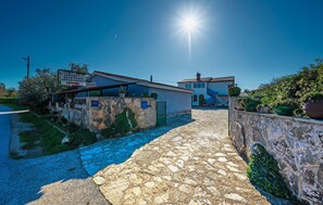 المنطقة المحيطة بالمنشأة