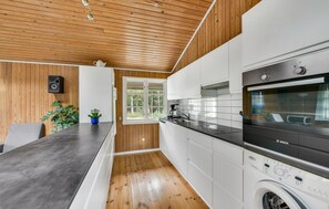 Kylskåp, mikrovågsugn, spishäll och diskmaskin
