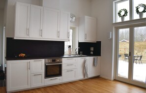 Réfrigérateur, plaque de cuisson, lave-vaisselle, cafetière/bouilloire