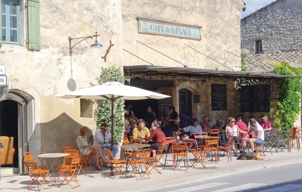 Outdoor dining - 4 bedroom cozy home in Eygalières (Eygalières)