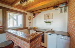 Réfrigérateur, surface de cuisson, vaisselle et ustensiles