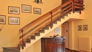 A staircase with wooden railings and a radiator on the wall. - Holiday apartment mit Pool (Vicchio)