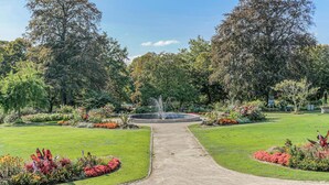 A well-maintained garden with a central fountain, surrounded by lush greenery and colorful flower beds. - 2 bedroom amazing apartment in Ponts (Ponts)