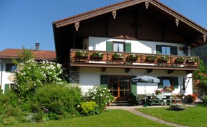 Exterior - Gamskogl vacation apartment with magnificent mountain views - DEB 032 Pension mit Bergblick (Inzell)