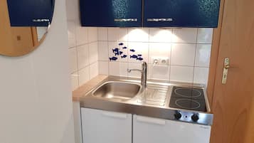 Kühlschrank, Mikrowelle, Wasserkocher mit Kaffee-/Teezubehör