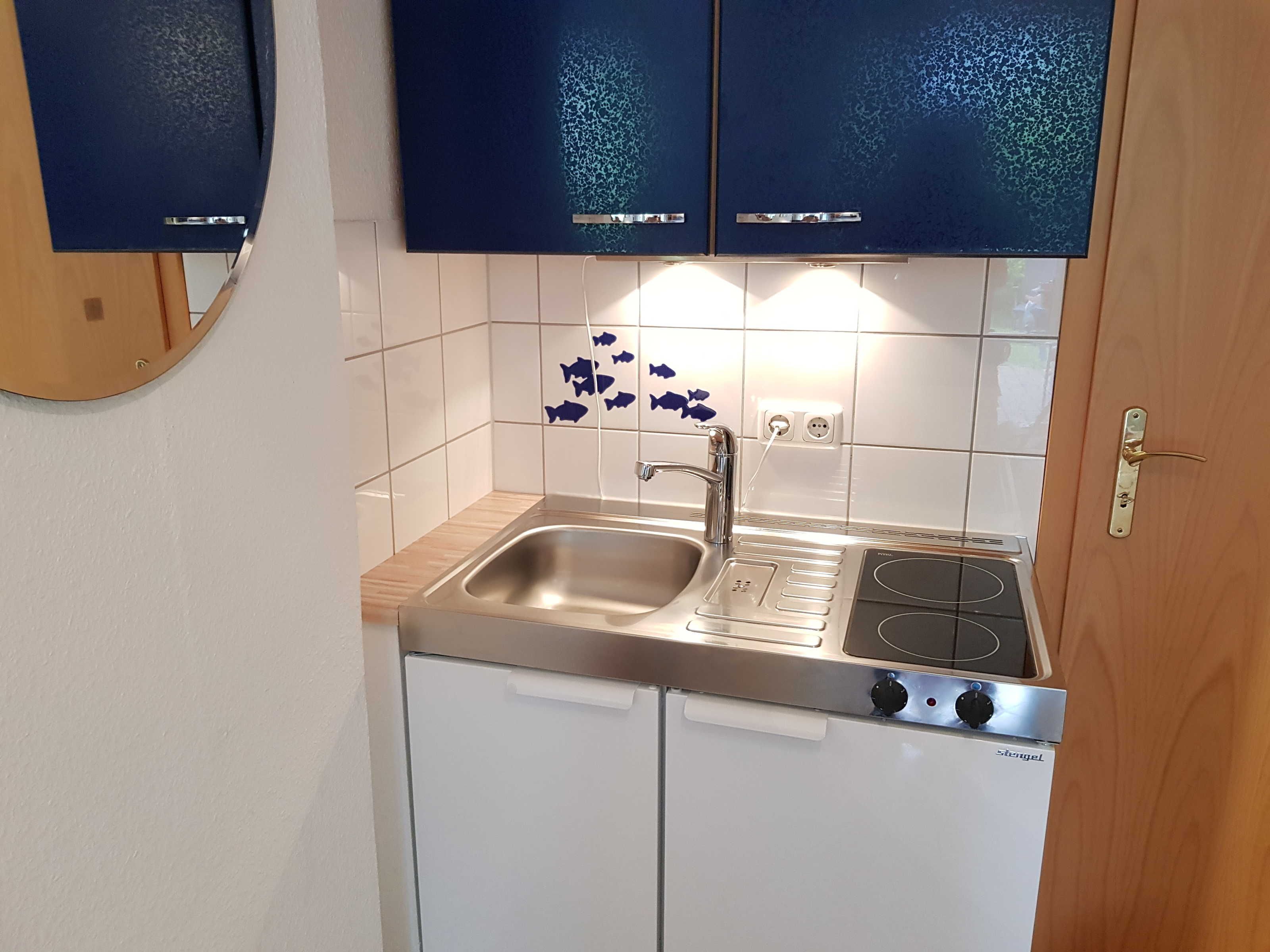 Een koelkast, een magnetron, een koffiezetapparaat/waterkoker