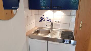 Een koelkast, een magnetron, een koffiezetapparaat/waterkoker