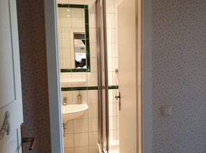 Shower, hair dryer, towels - Double room north/west view - Hotel Hitthim (Insel Hiddensee)