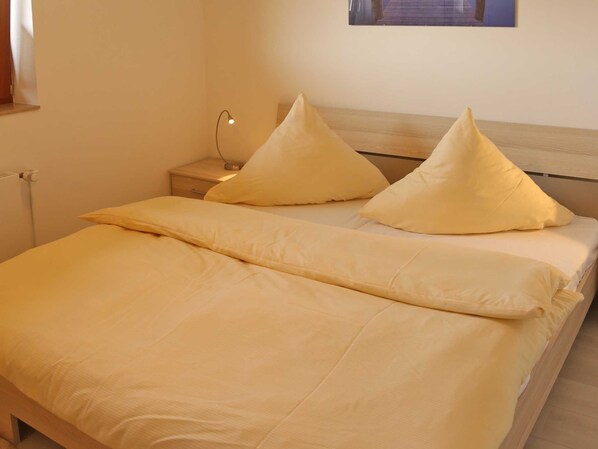 3 bedrooms, travel cot