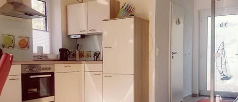 Kühlschrank, Ofen, Geschirrspüler, Wasserkocher mit Kaffee-/Teezubehör