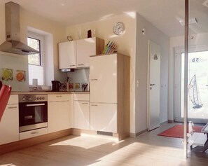 Køleskab, ovn, opvaskemaskine, kaffe-/temaskine