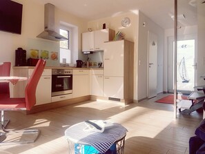 Geladeira, fogão, lava-louças, cafeteira/chaleira