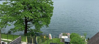 Järvirakennus omalla rannalla aivan järven rannalla