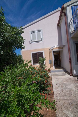 Exterior detail - Holiday apartment near the beach, with air conditioning (Mali Lošinj)