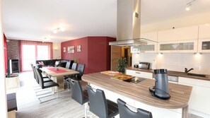 Jääkaappi, mikroaaltouuni, uuni, astianpesukone