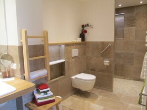 Een douche, een haardroger, handdoeken