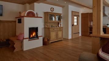 Télévision, cheminée