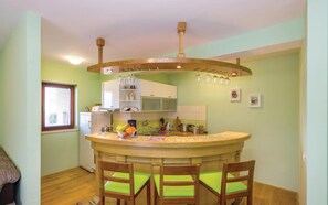 Kjøleskap, kokeplater, oppvaskmaskin og kaffetrakter/tekoker