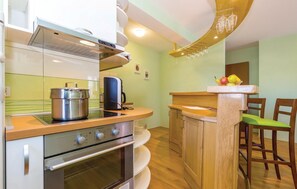 Réfrigérateur, micro-ondes, plaque de cuisson, lave-vaisselle