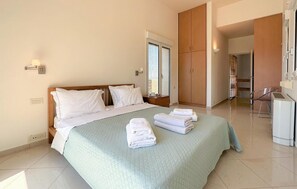 6 bedrooms, travel cot, free WiFi, bed sheets
