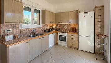 Fridge, stovetop, dishwasher, coffee/tea maker