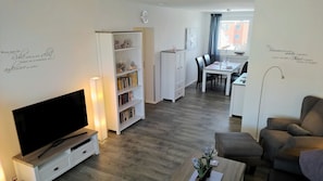 Televisie, een dvd-speler en een stereo