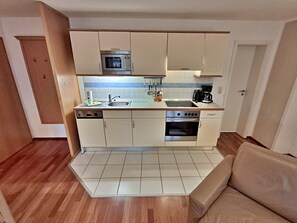 Kühlschrank, Mikrowelle, Ofen, Geschirrspüler