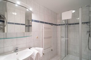 Een douche, een haardroger, handdoeken