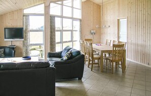 TV, fireplace, DVD player - Cozy home in Humble with sauna (Humble)