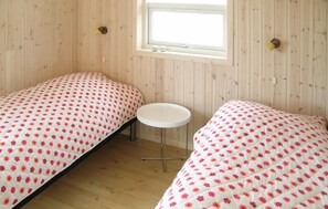 4 bedrooms, travel crib, free WiFi