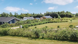 Un quartier résidentiel avec des maisons et une pelouse bien entretenue.