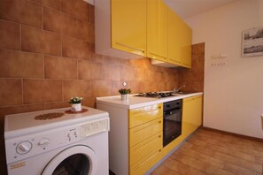 Een koelkast, een kookplaat, een vaatwasser