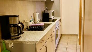 Kühlschrank, Mikrowelle, Ofen, Hochstuhl