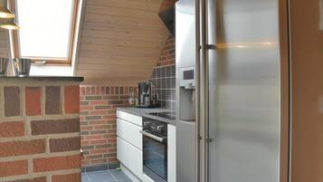 Réfrigérateur, plaque de cuisson, lave-vaisselle, cafetière/bouilloire