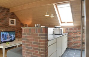 Refrigerador, parrilla de estufa, lavavajillas y cafetera y tetera 