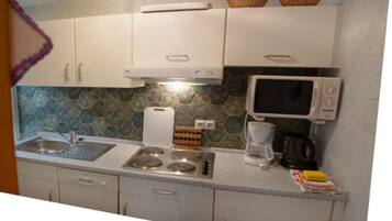 Een koelkast, een magnetron, een vaatwasser