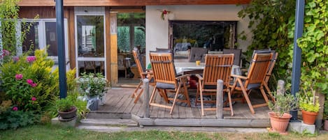 屋外ダイニングエリア