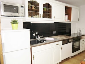 Kühlschrank, Mikrowelle, Ofen, Geschirrspüler