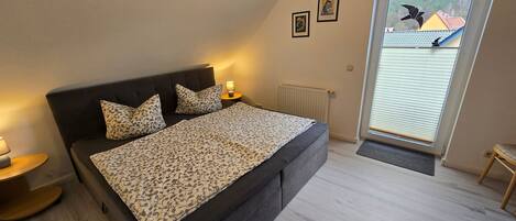 2 bedrooms, travel cot, WiFi, bed sheets