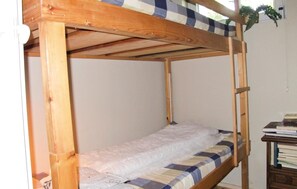 2 Schlafzimmer, Reisekinderbett