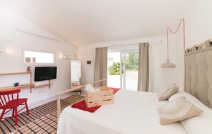 6 bedrooms, travel crib, free WiFi, bed sheets