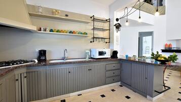 Frigorifero, piano cottura, lavastoviglie, macchina per tè/caffè